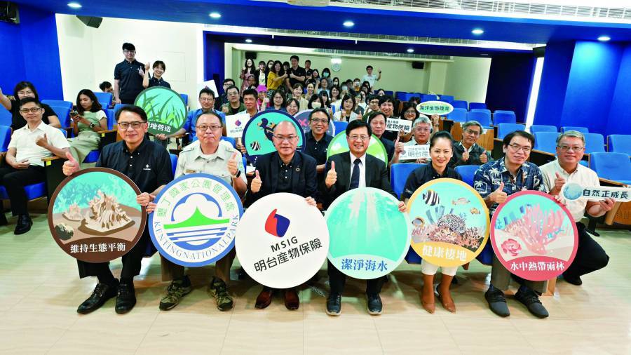 以測量感受玉山的高聳與壯美，是王成機對國家公園的第一印象（圖為玉山主峰及排雲山莊）／何昌穎 攝